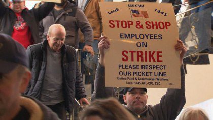 Stop & Shop employees continue protest against unfair contract