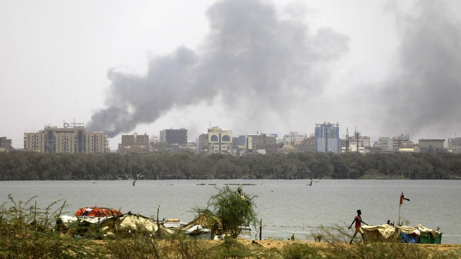Tras años atacando a manifestantes, el ejército sudanés y los paramilitares de las FAR se enfrentan entre sí