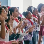 Niños y niñas cantando en una escuela en La Habana
