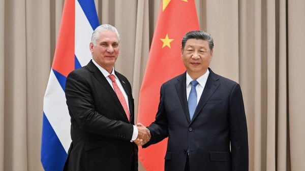 Chinese and Cuban presidents shake hands