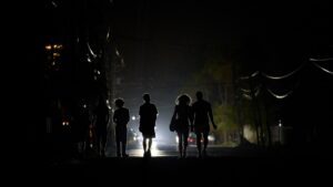 Cubans walk in the dark during blackout in Havana - BT News Cubans walk in the dark during blackout in Havana