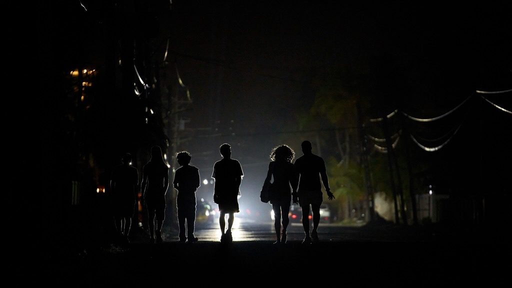 Cubans walk in the dark during blackout in Havana - BT News Cubans walk in the dark during blackout in Havana