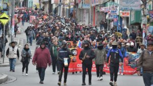 Bolivian workers march to La Paz