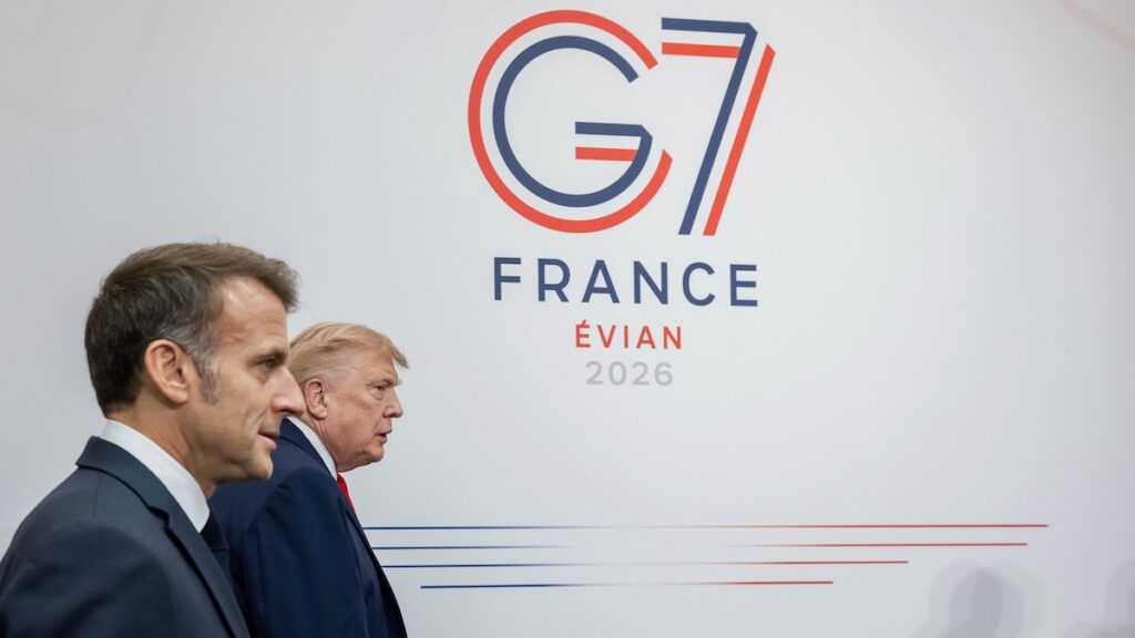 US President Donald Trump and French President Emmanuel Macron in front of G7 wall