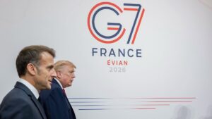 US President Donald Trump and French President Emmanuel Macron in front of G7 wall