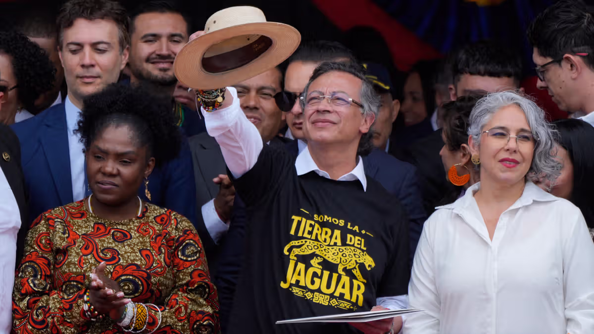 Gustavo Petro - BT News President Gustavo Petro waves with his hat in his hand