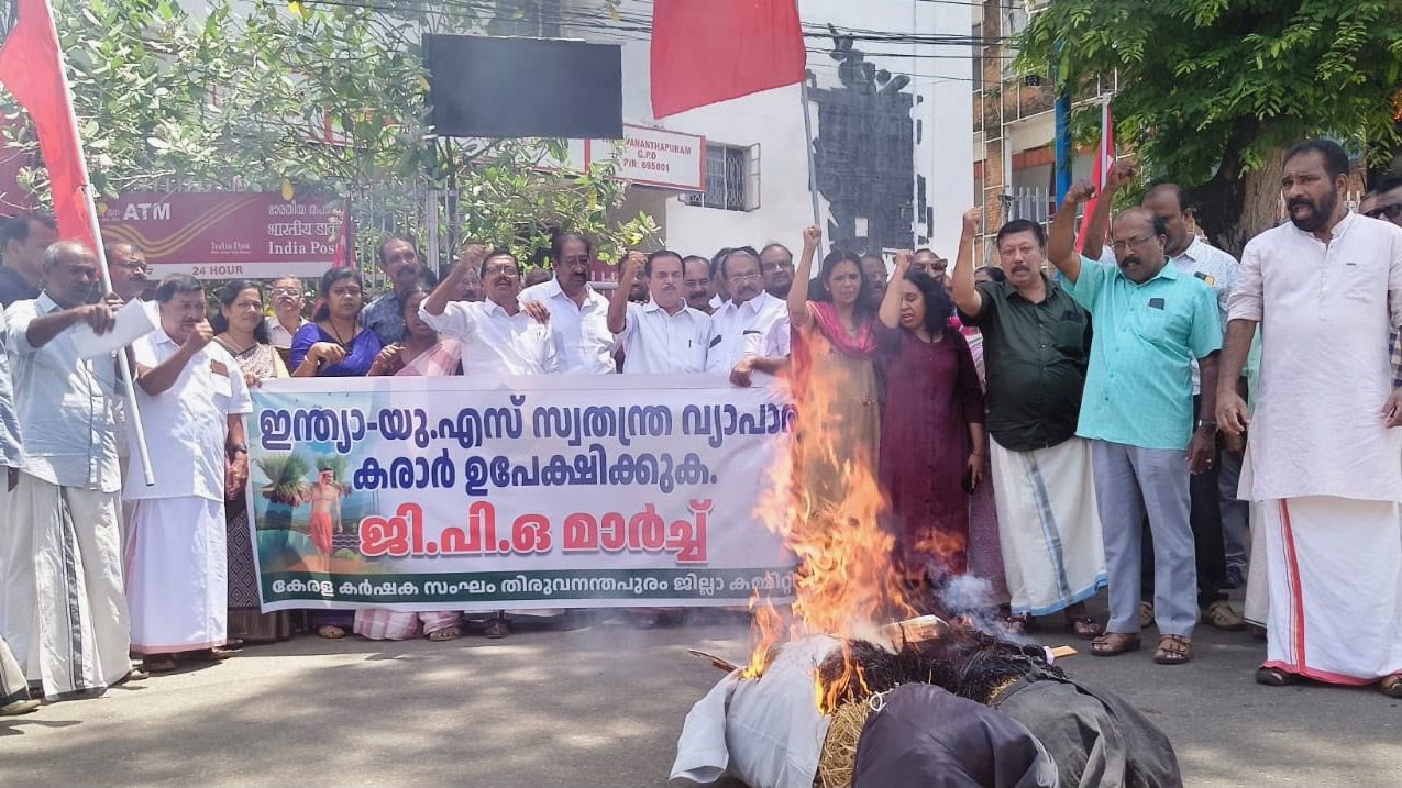 Farmers in India burn effigy