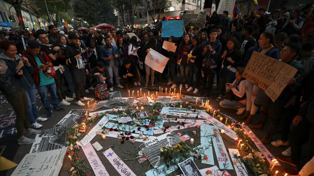 Crowd of Colombians around a vigil for Dilan Cruz