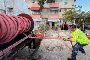 Man pulls hose out of water tank in San Juan, PR